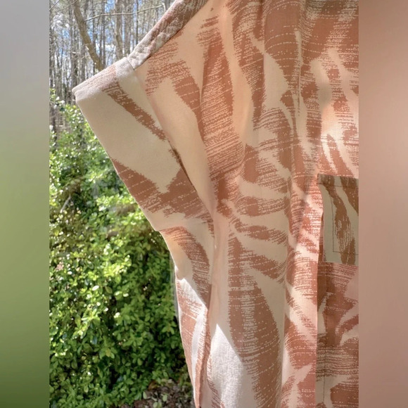 100% Lyocell Tan & White s/s cuffed blouse with collar and hidden button front - Picture 5 of 9